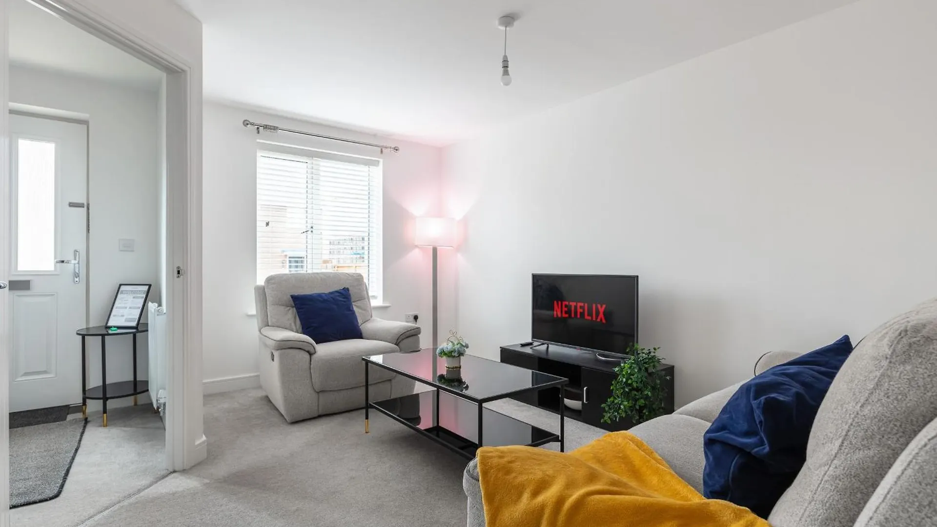 Holiday home New Luton 3 Bedroom House, Contractors & Families, Sleeps 7 With Free Parking & Wifi