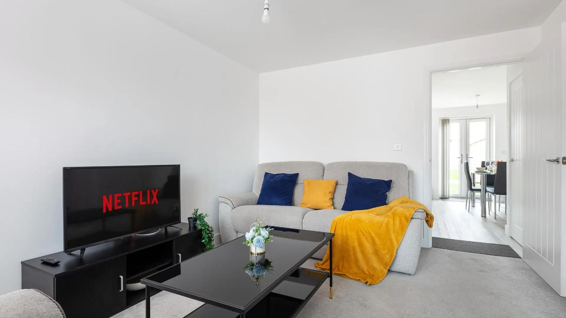 Holiday home New Luton 3 Bedroom House, Contractors & Families, Sleeps 7 With Free Parking & Wifi
