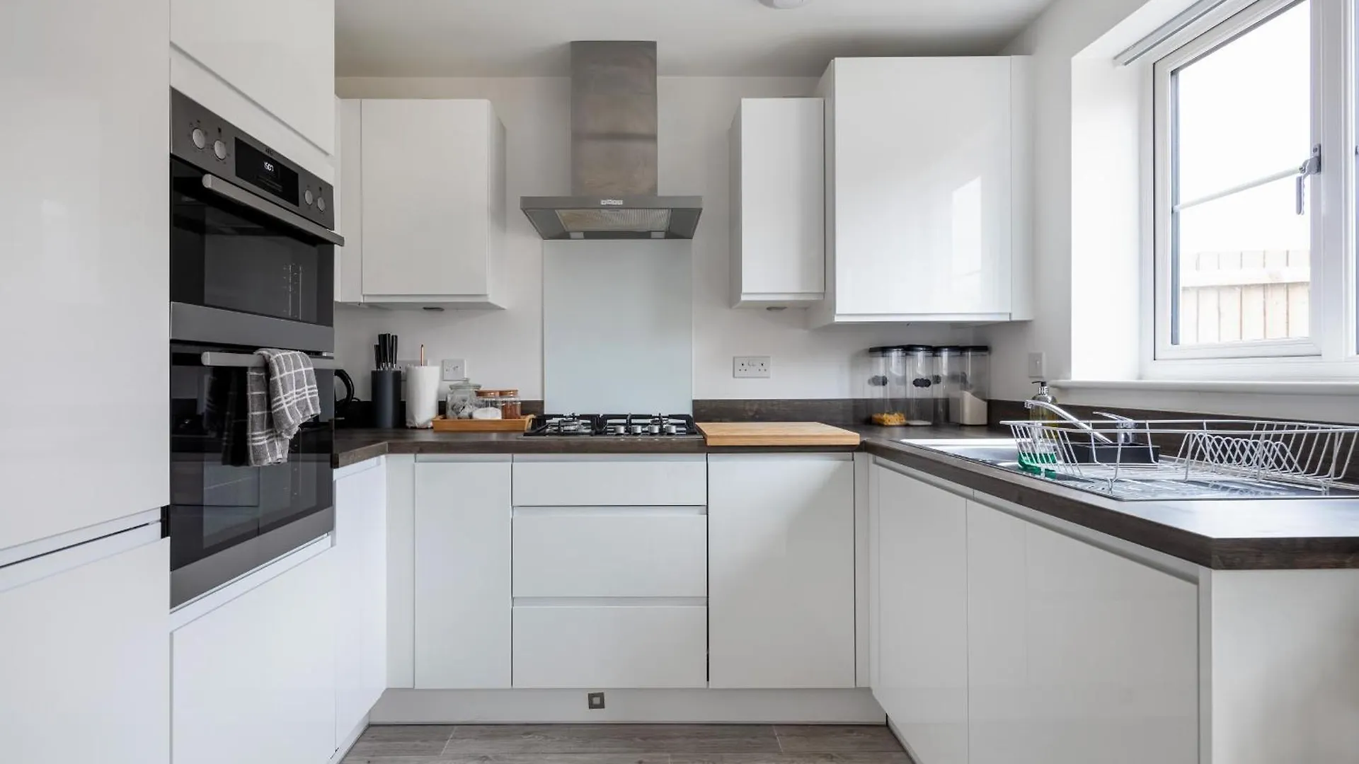 New Luton 3 Bedroom House, Contractors & Families, Sleeps 7 With Free Parking & Wifi
