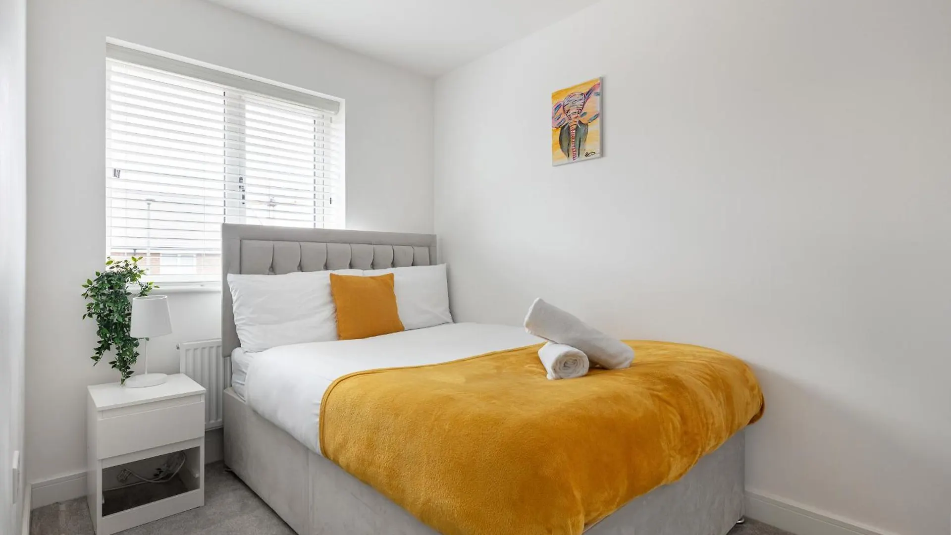 New Luton 3 Bedroom House, Contractors & Families, Sleeps 7 With Free Parking & Wifi United Kingdom
