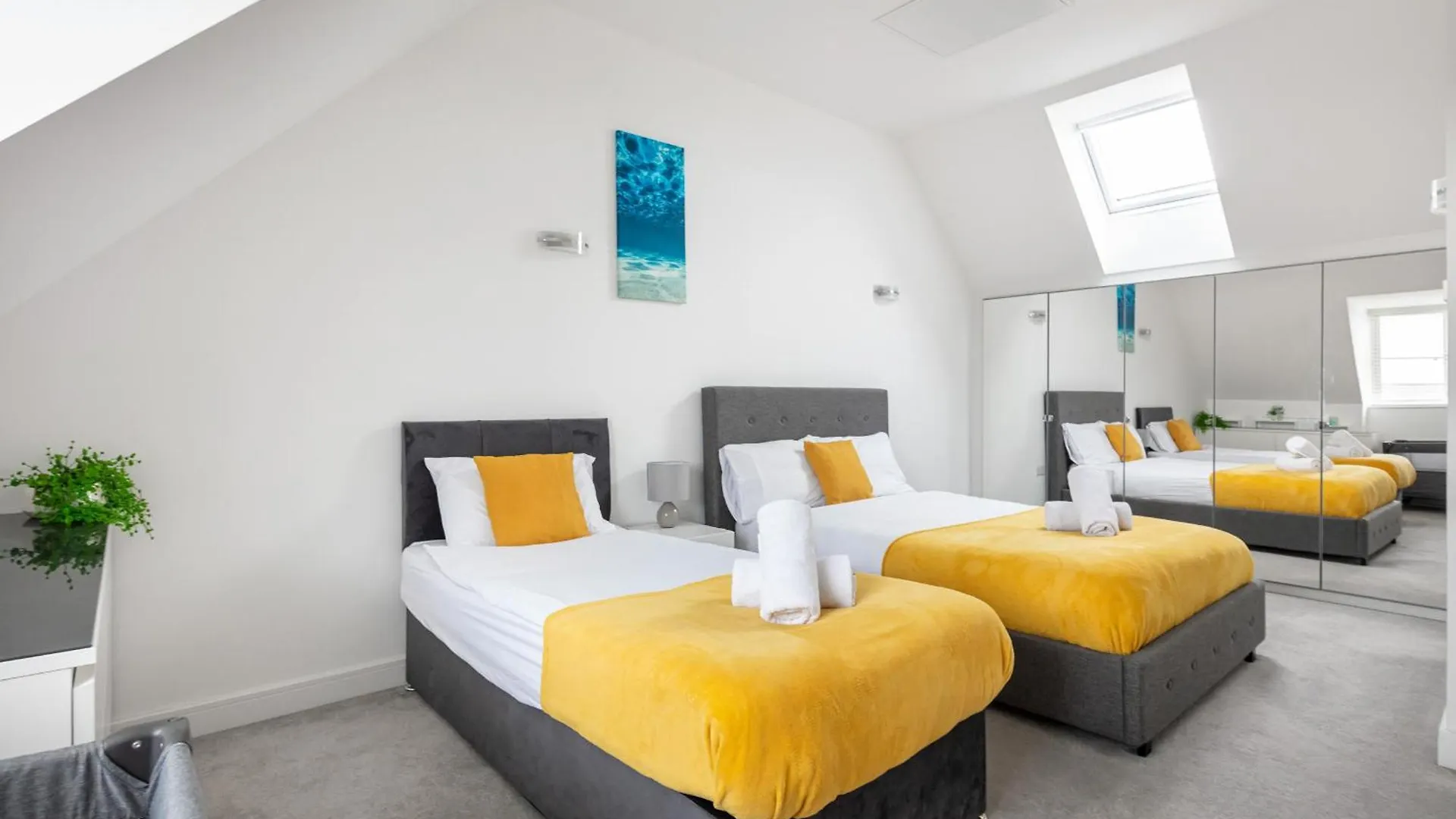 Holiday home New Luton 3 Bedroom House, Contractors & Families, Sleeps 7 With Free Parking & Wifi