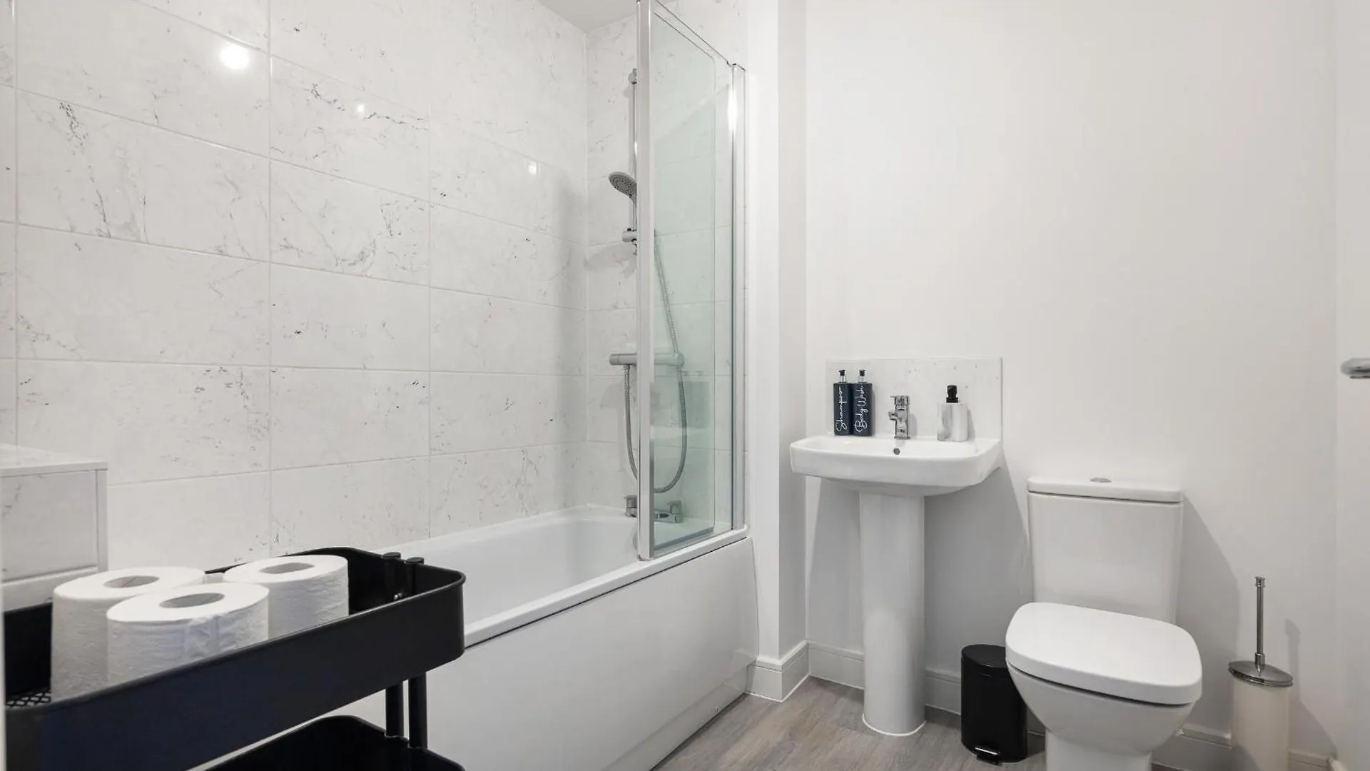 Holiday home New Luton 3 Bedroom House, Contractors & Families, Sleeps 7 With Free Parking & Wifi United Kingdom