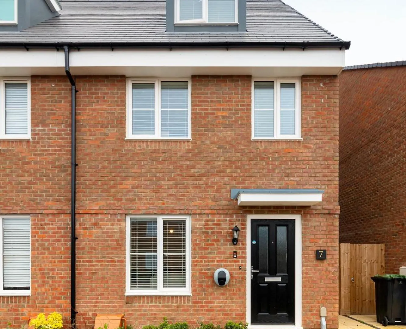 Holiday home New Luton 3 Bedroom House, Contractors & Families, Sleeps 7 With Free Parking & Wifi