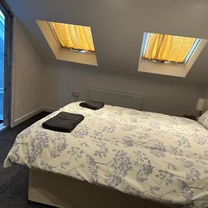 Homestay Luton Near Airport Private & Shared Bathroom Option, Luton (Bedfordshire)